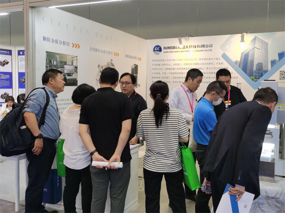 國辰展位上，到訪客戶圍觀、了解產(chǎn)品